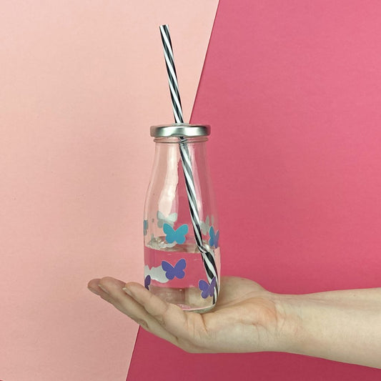 Dekorerade glasflaskor med hjärtan, fjärilar & emojis