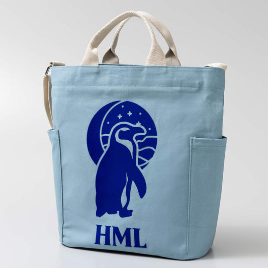 Ljusblå väska dekorerad med pingvinmotiv i blå Cricut Flocked Iron-On