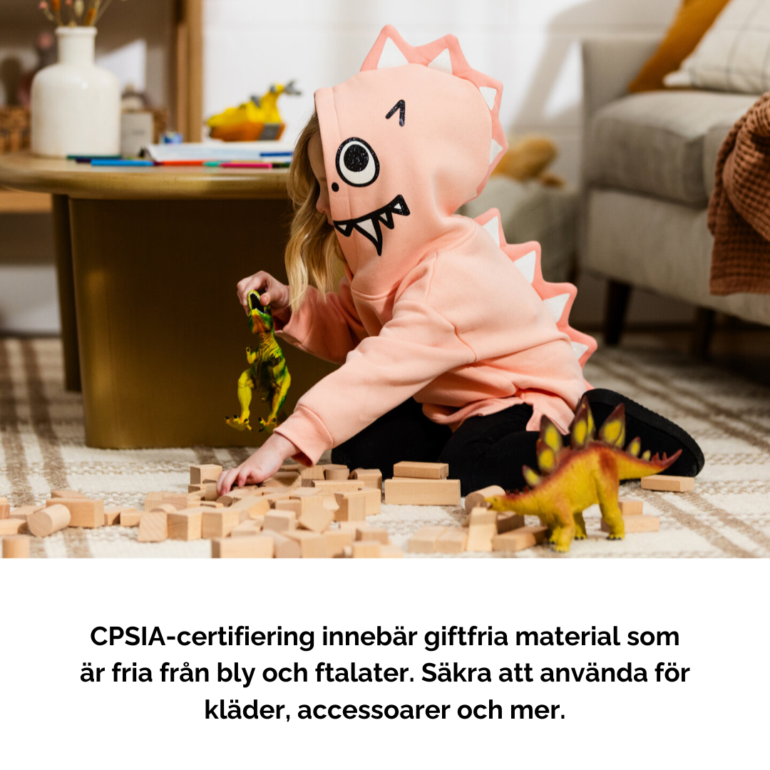 Barn leker i hoodie dekorerad med Cricut HTV – giftfria material fria från bly och ftalater