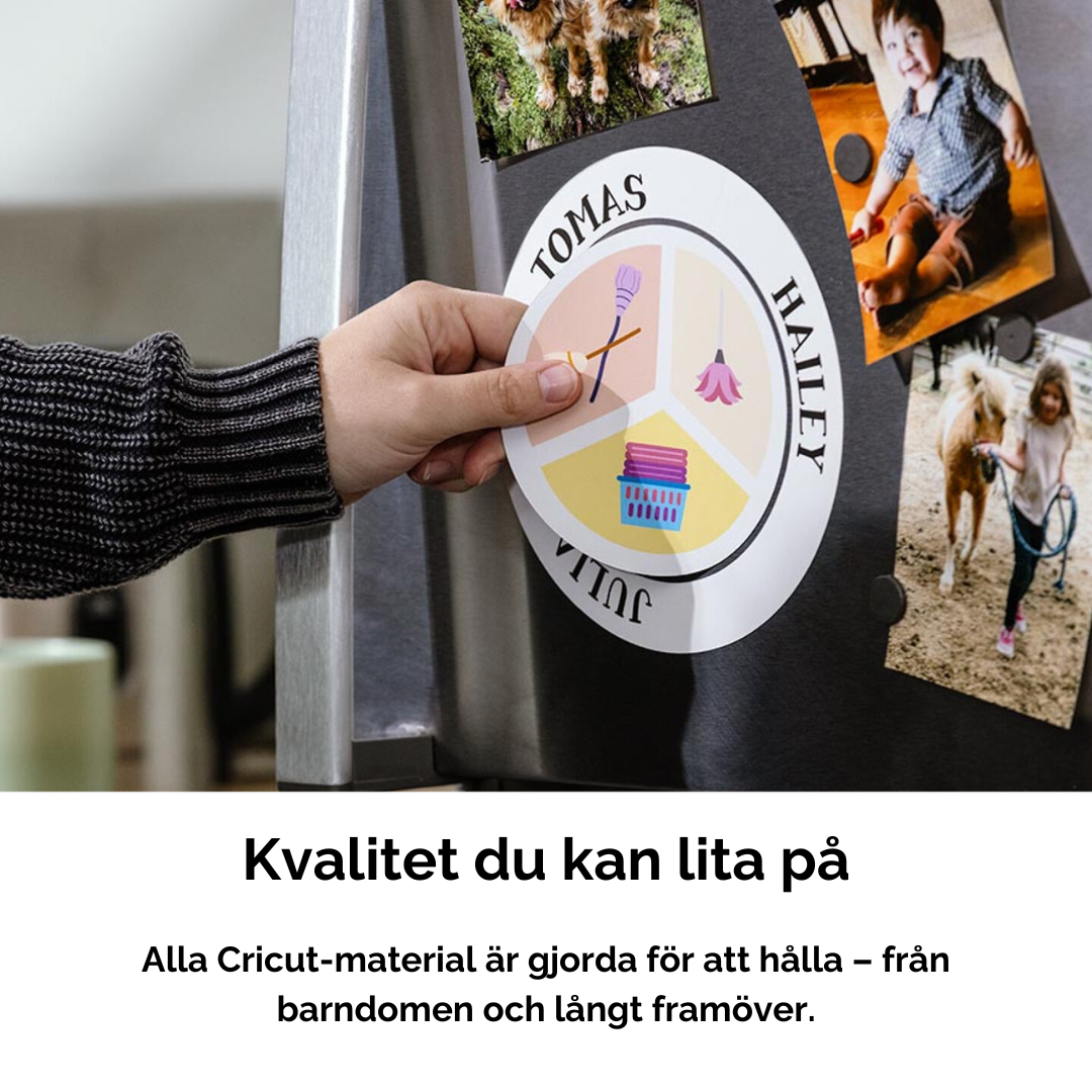 Hemmagjord magnet skapad med Cricut Printable Magnetic Sheets, fäst på ett kylskåp.