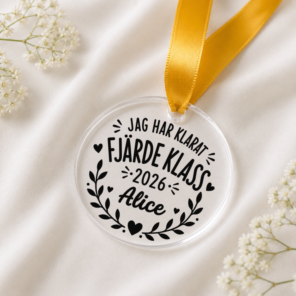 Personlig medalj för fjärde klass i transparent akryl med namn och årtal, skapad med Cricut och vinyl.