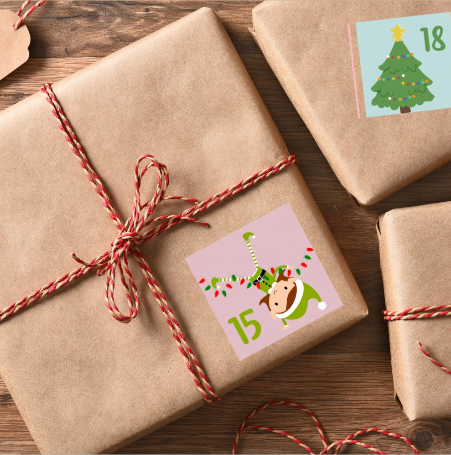 Julklappar inslagna med brunt papper och julkalenderetiketter med tomtenisse och julgran – adventskalender att skriva ut