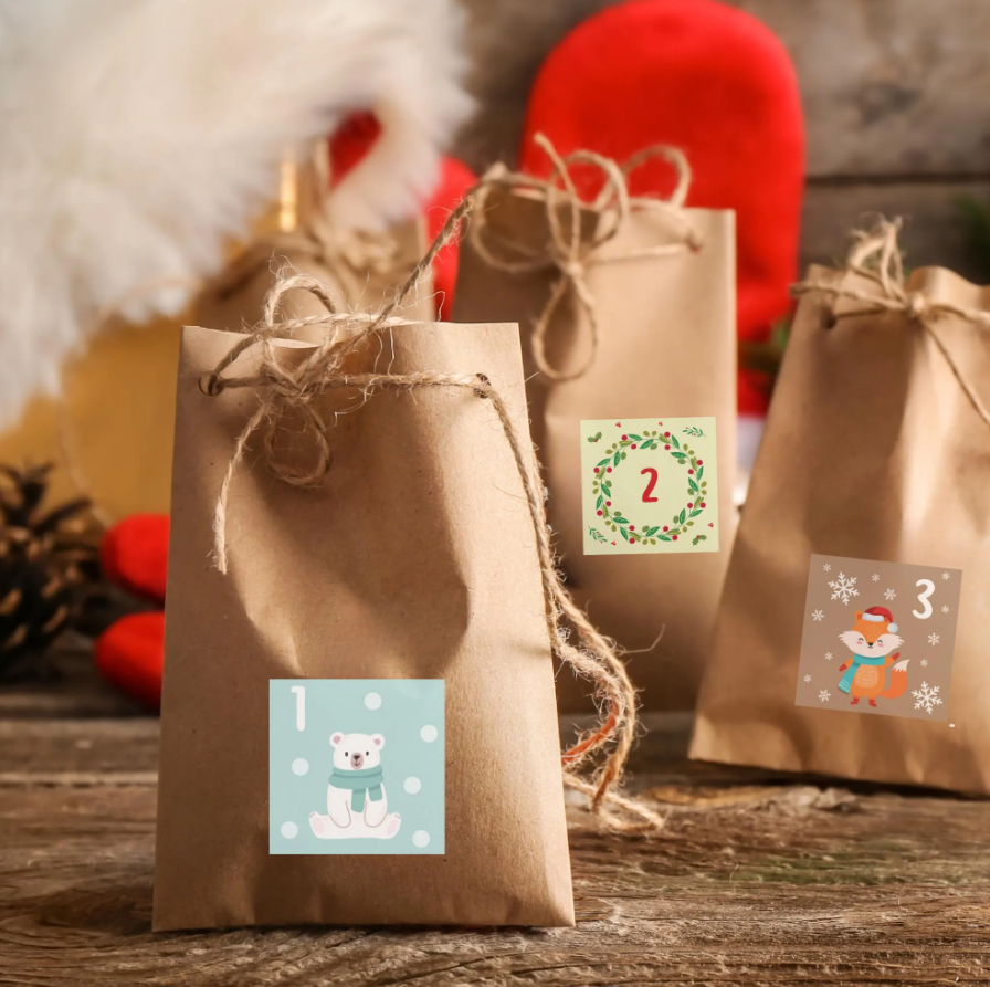 Numrerade julkalenderetiketter på papperspåsar – isbjörn, krans och räv – DIY adventskalender