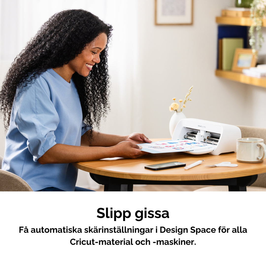 Person använder Cricut-maskin för att skära utskrivna magnetark.