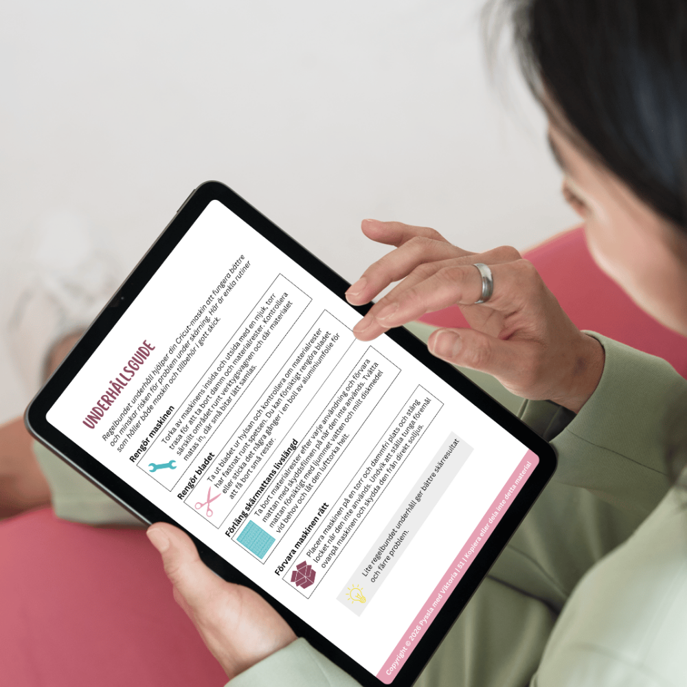 Person läser Cricut Problem och Lösningar på surfplatta med sida om underhåll och skötsel av Cricut-maskin.