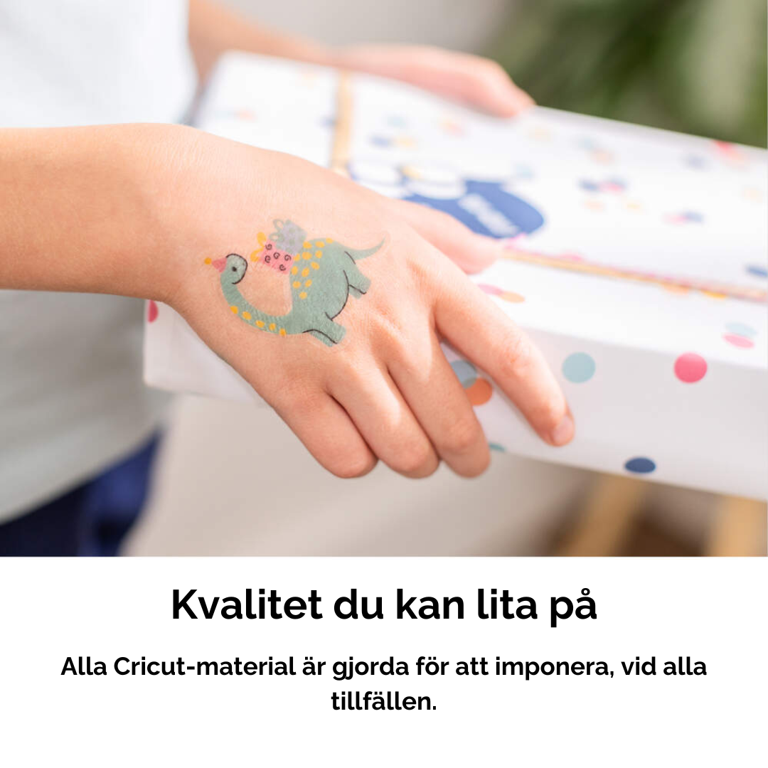 Hand med en dinosaurietatuering gjord med Cricut-tatueringsark som håller i ett paket.