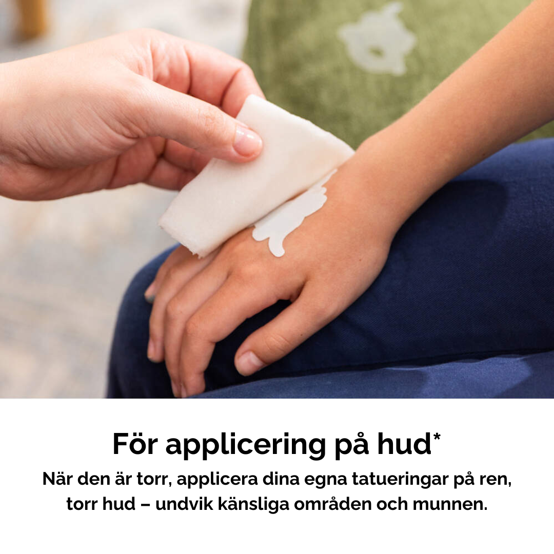 Temporär tatuering appliceras på handen med en fuktad servett.