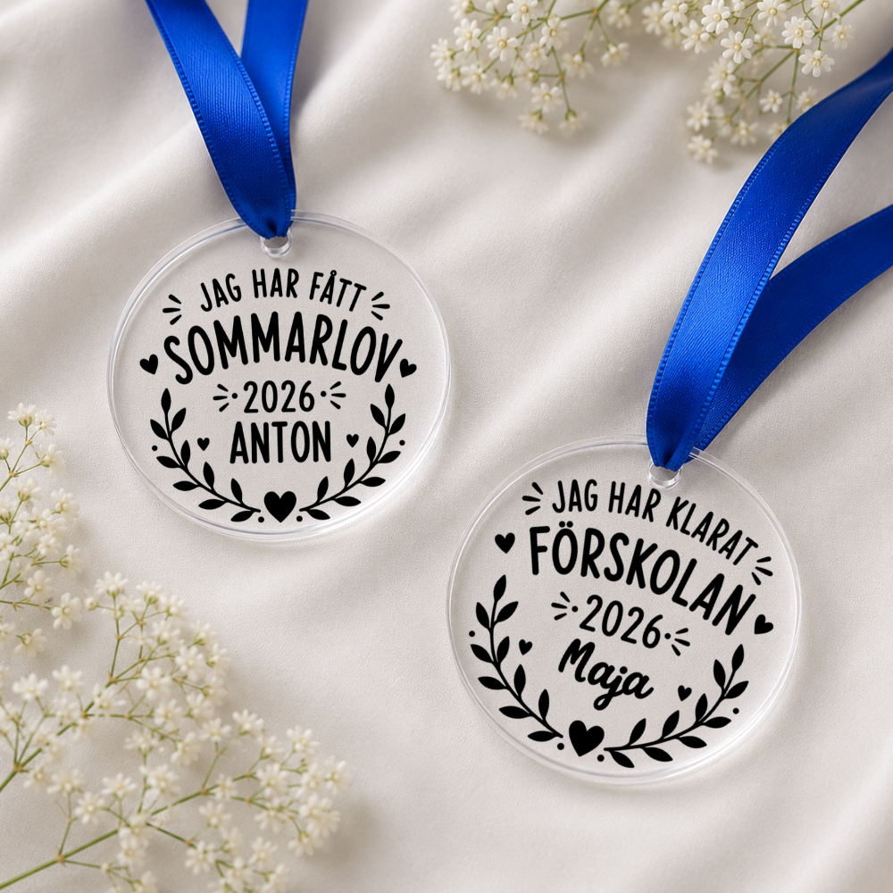 Två personliga medaljer i akryl för förskola och sommarlov med namn och årtal, designade för Cricut.
