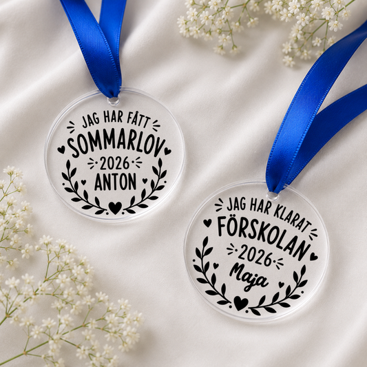 Två personliga medaljer i akryl för förskola och sommarlov med namn och årtal, designade för Cricut.
