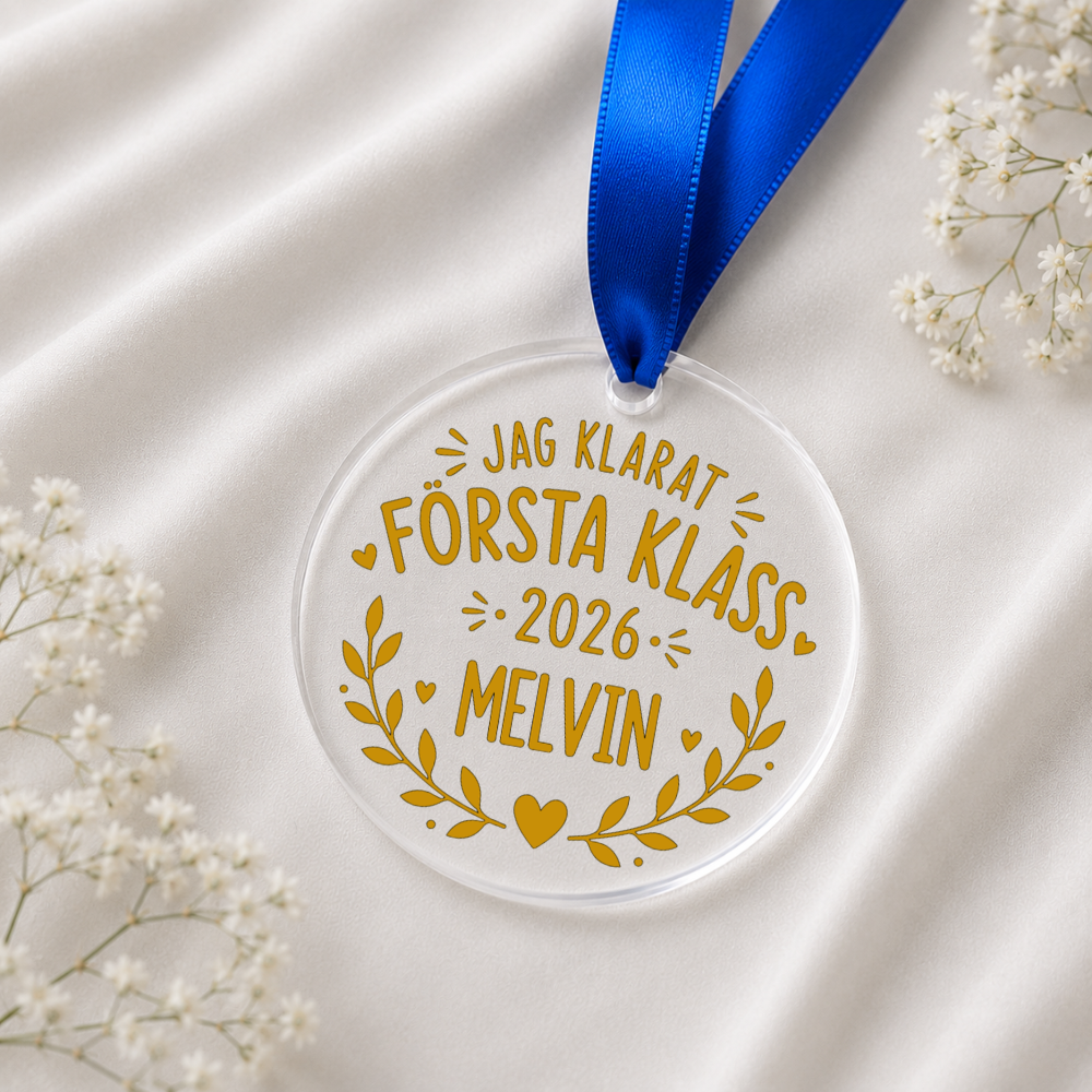 Personlig skolavslutningsmedalj i akryl för första klass med namn och årtal, skapad med Cricut och permanent vinyl.