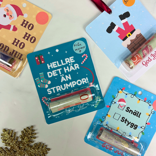 Julpresenttaggar med plastficka och rullade sedlar som julklapp