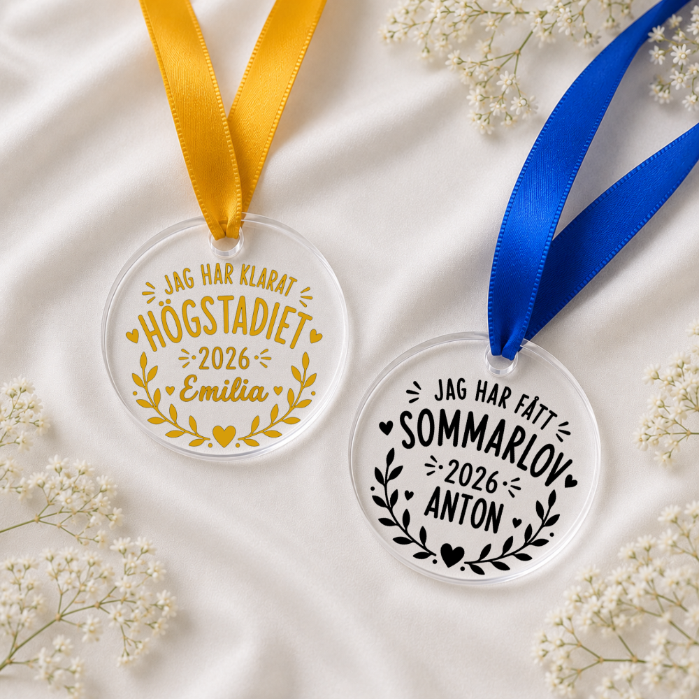 Personliga skolavslutningsmedaljer i akryl med vinyl, texten "Jag har klarat högstadiet" och "Jag har fått sommarlov", skapade med Cricut.